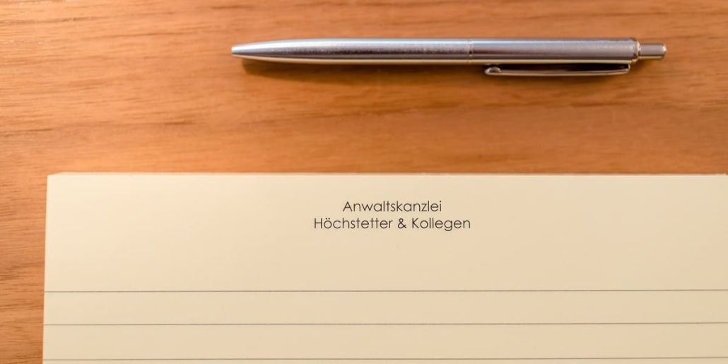 Kugelschreiber und Briefpapier Aufschrift Anwaltskanzlei Höchstetter & Kollegen