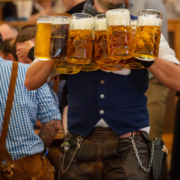 Tischreservierungen für das Oktoberfest 2022 irreführend